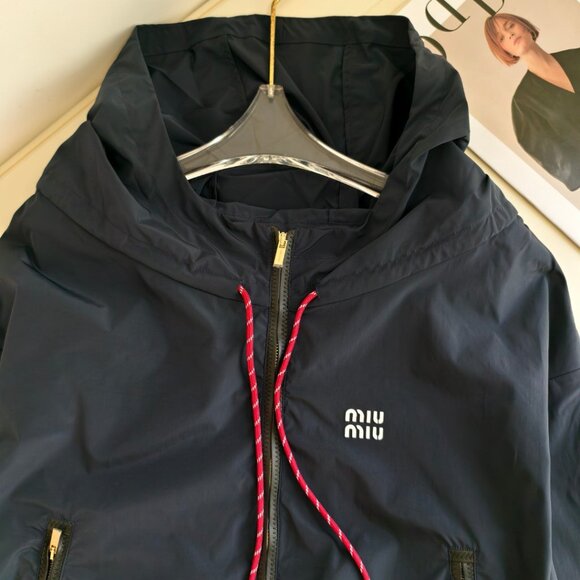MIUMIU windbreaker, exquisitely tailored with a hood, combining workwear style w - Picture 4 of 5